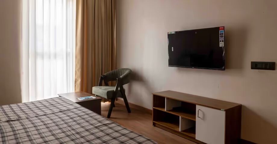 Spacious 4 Bedroom Apartment in Sushant Lok 2