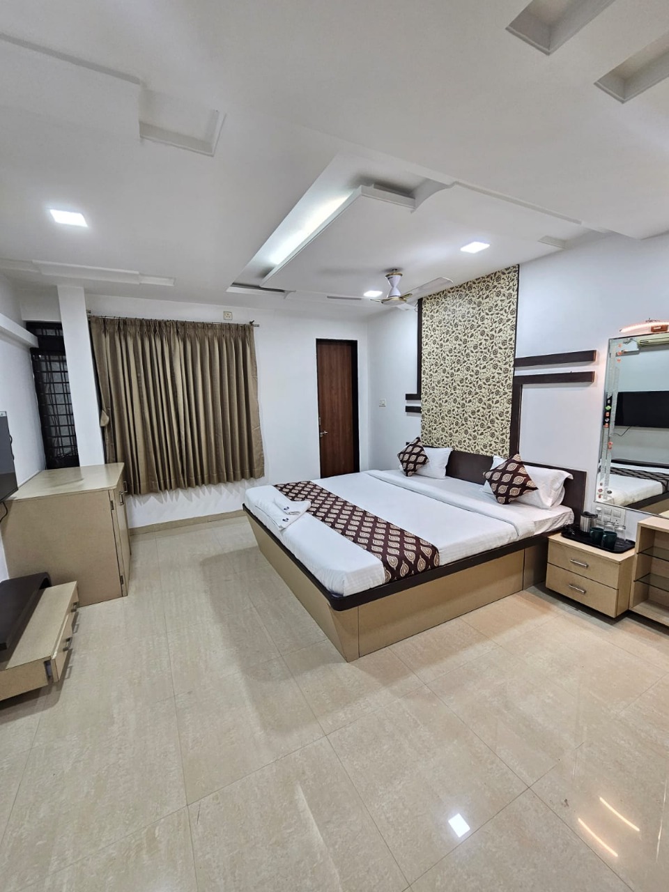 Entire 6 bedroom Apartment in Chichwad