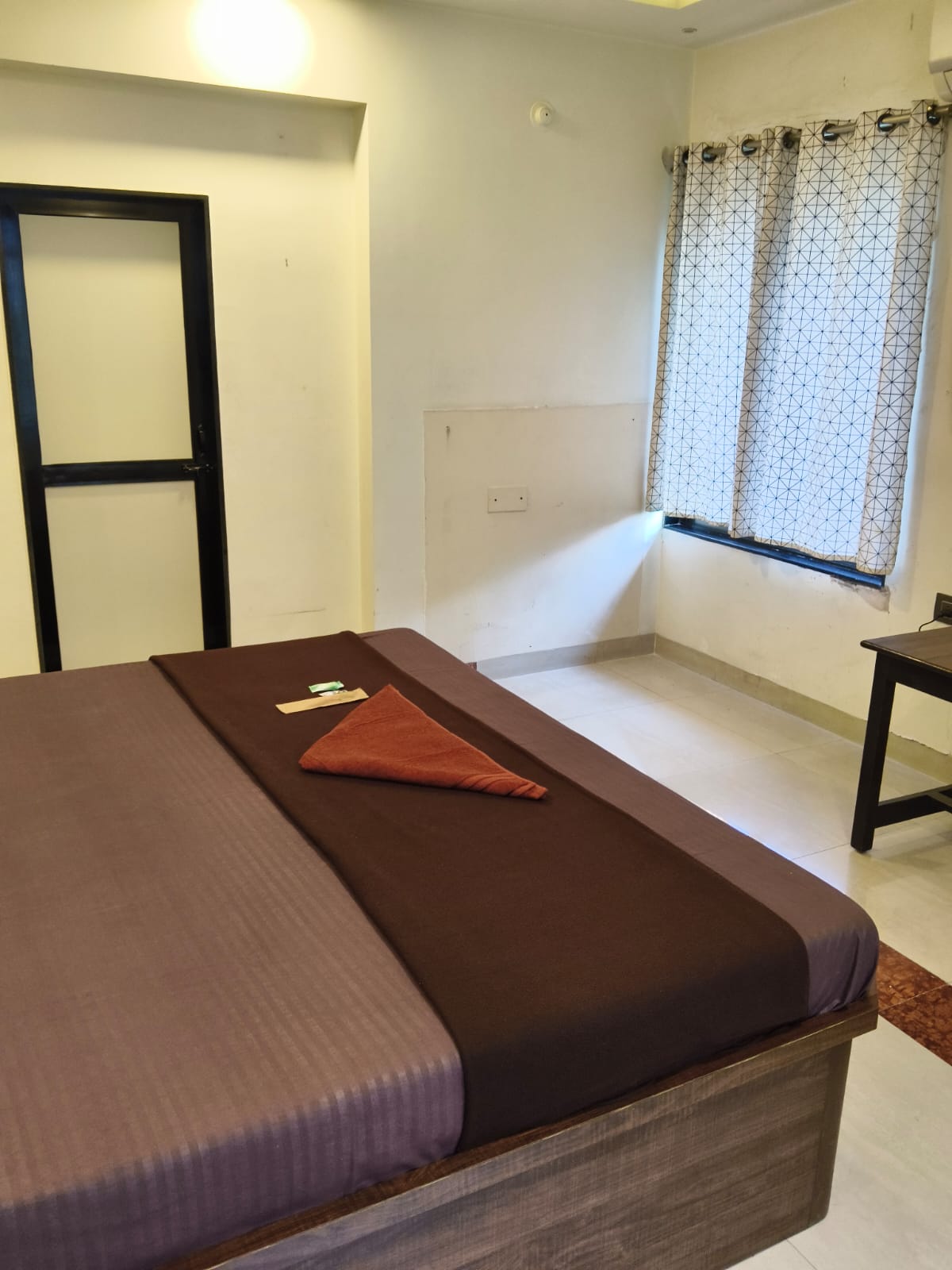 Classic 3 Bedroom Apartment in Thane West