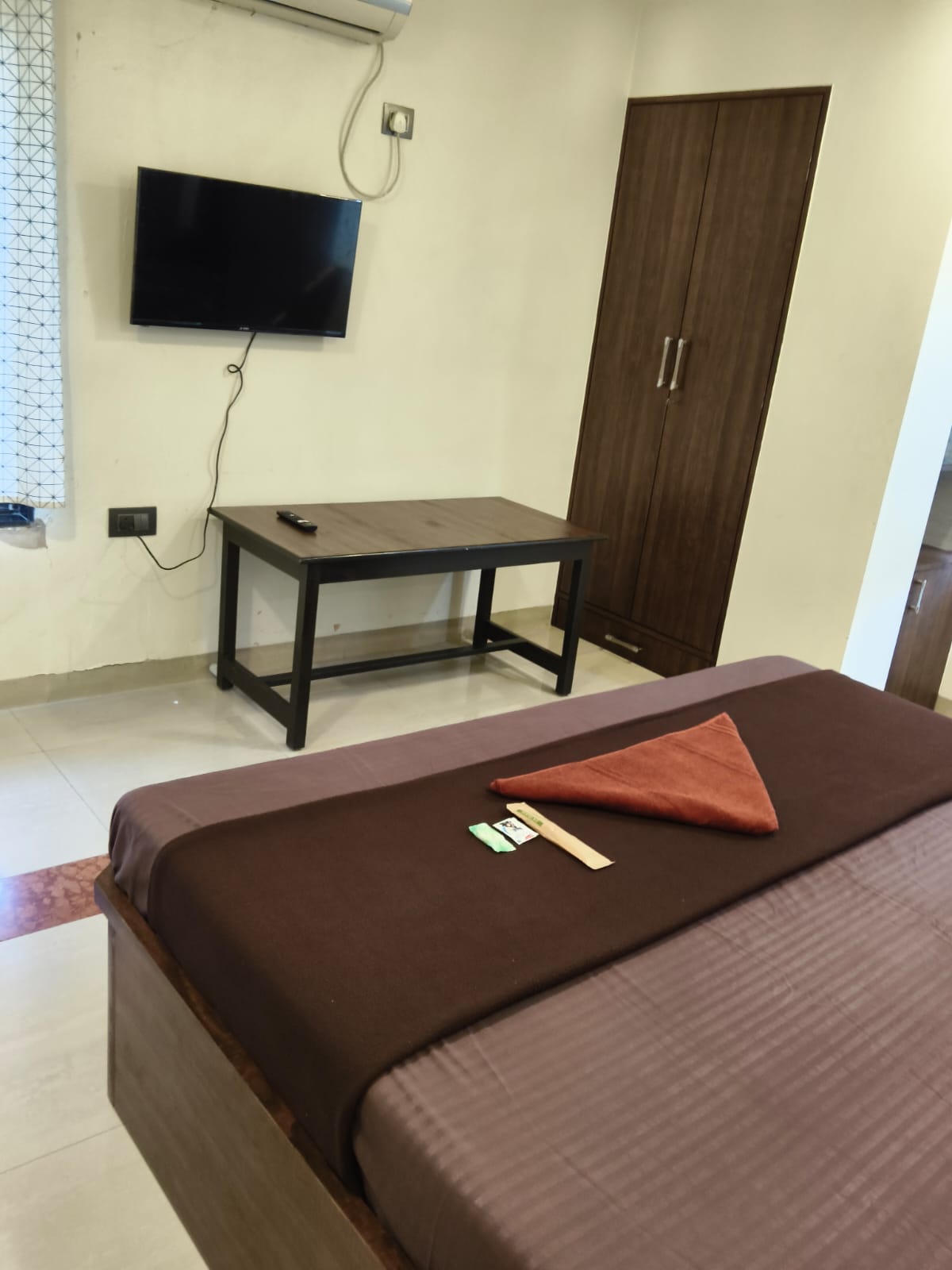 Classic 3 Bedroom Apartment in Thane West