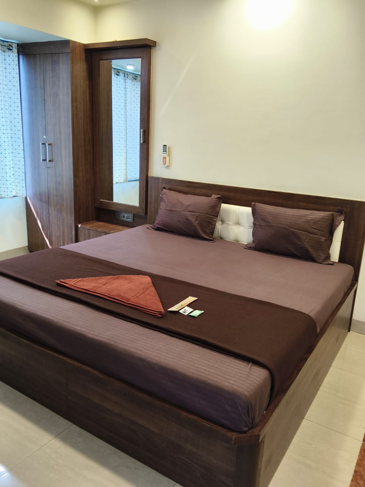 Classic 3 Bedroom Apartment in Thane West