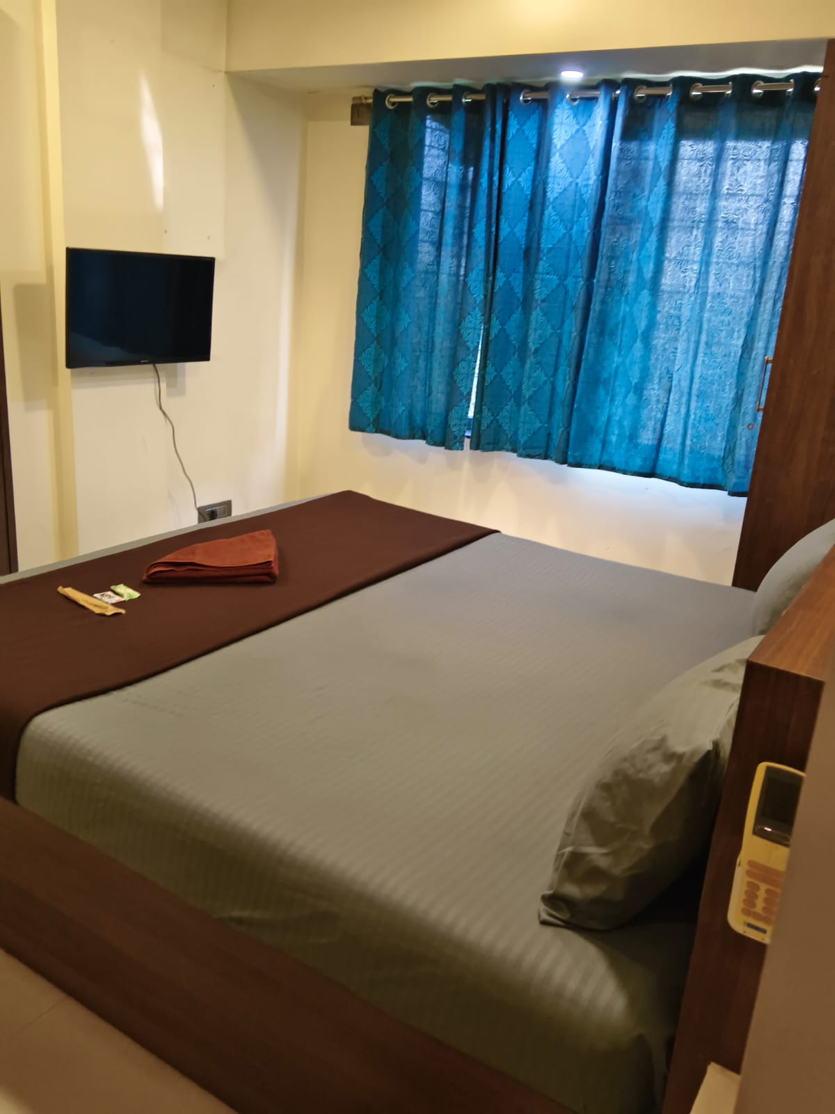Classic 3 Bedroom Apartment in Thane West