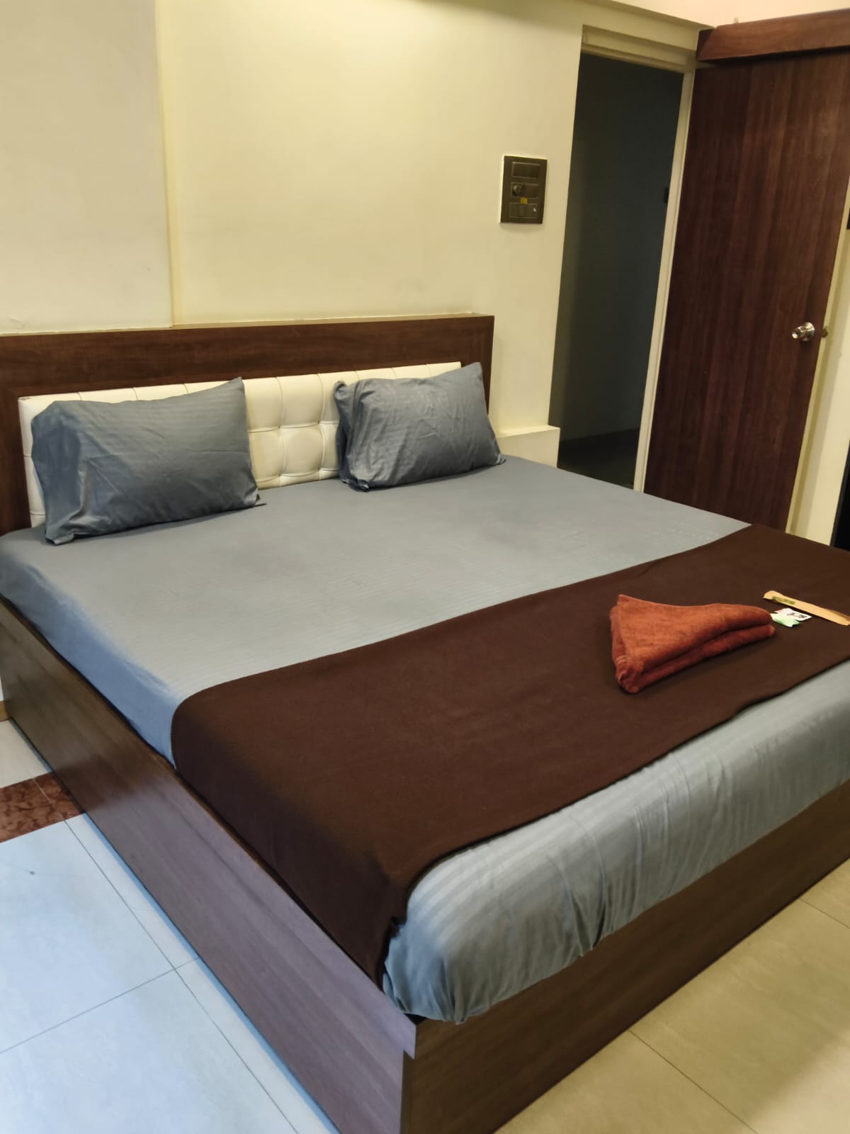 Classic 3 Bedroom Apartment in Thane West
