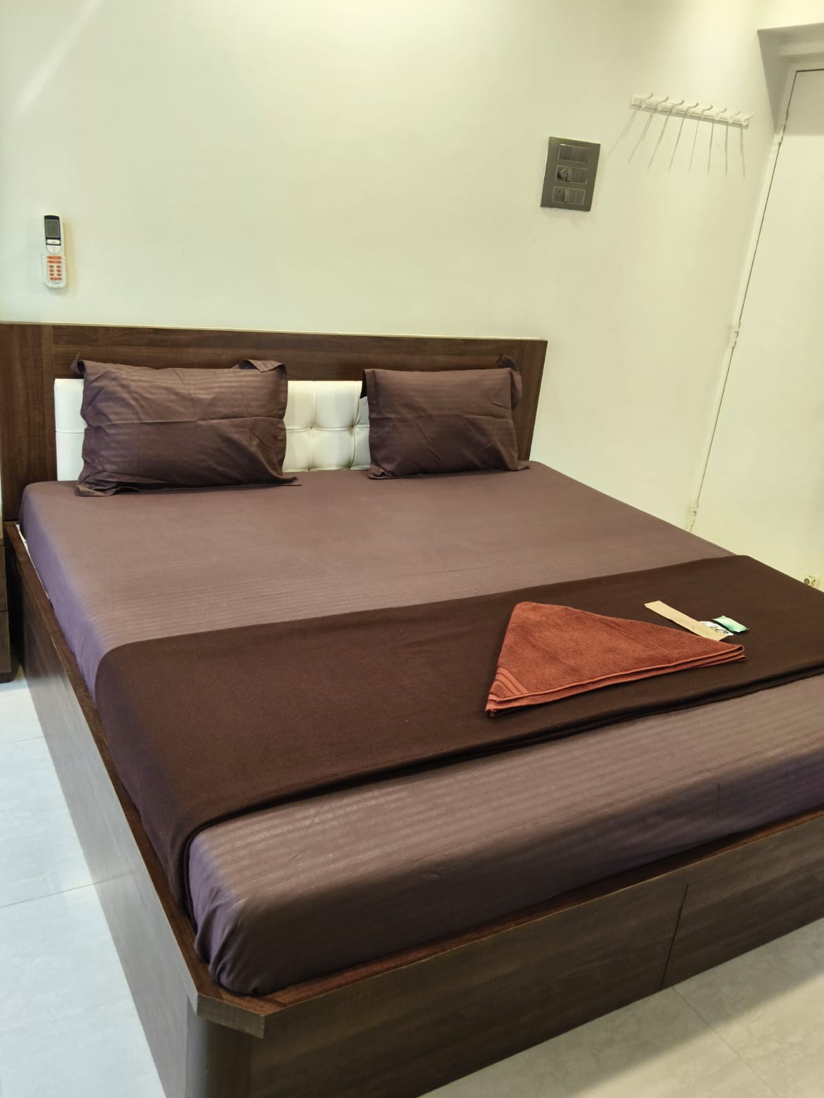Classic 3 Bedroom Apartment in Thane West