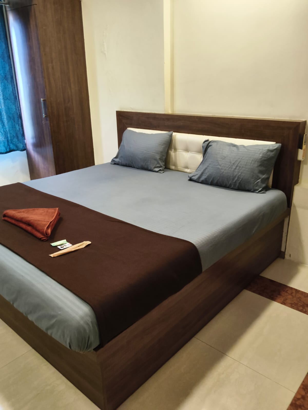 Classic 3 Bedroom Apartment in Thane West