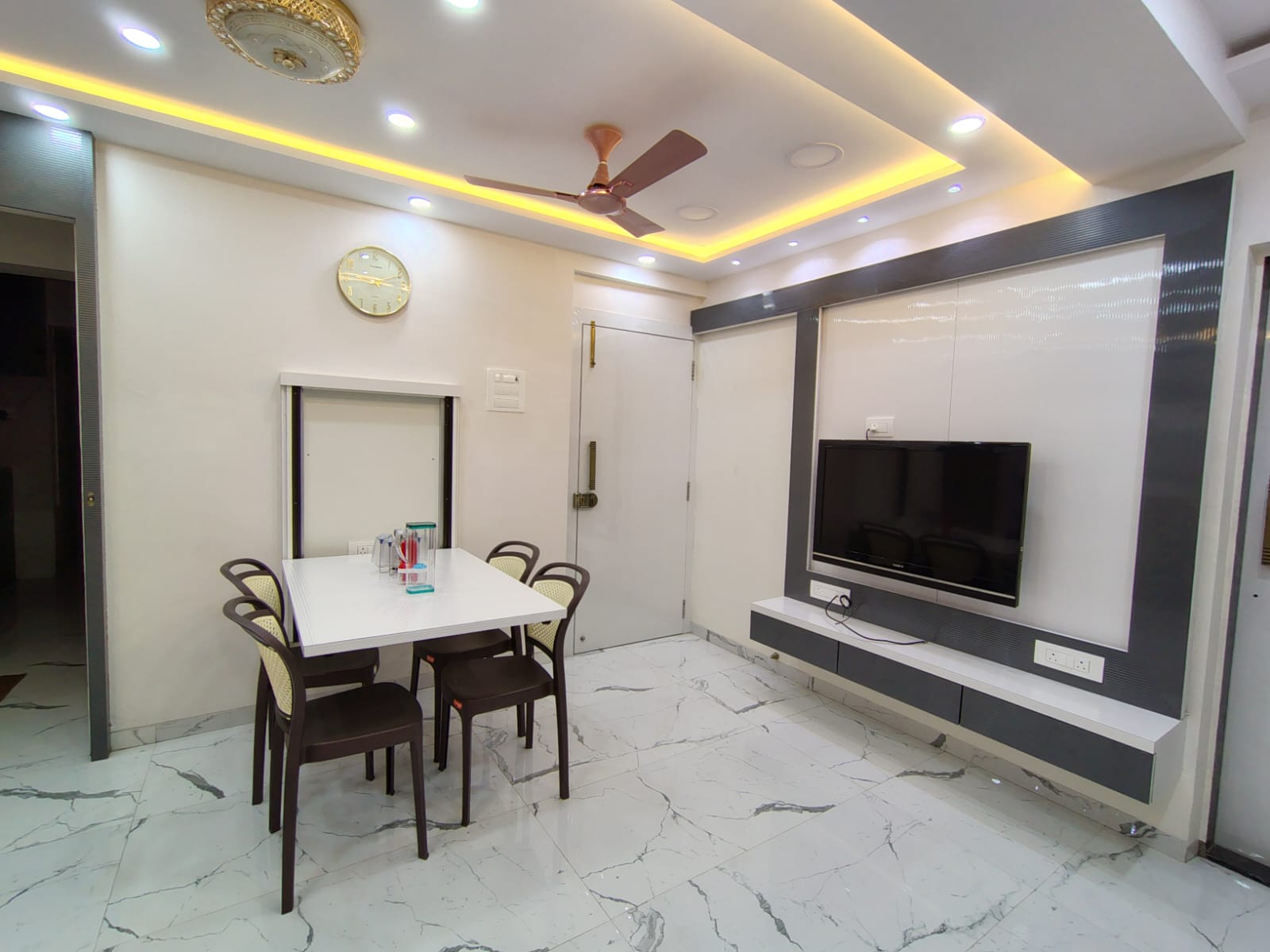 Modern 2 Bedroom Apartment with Balcony