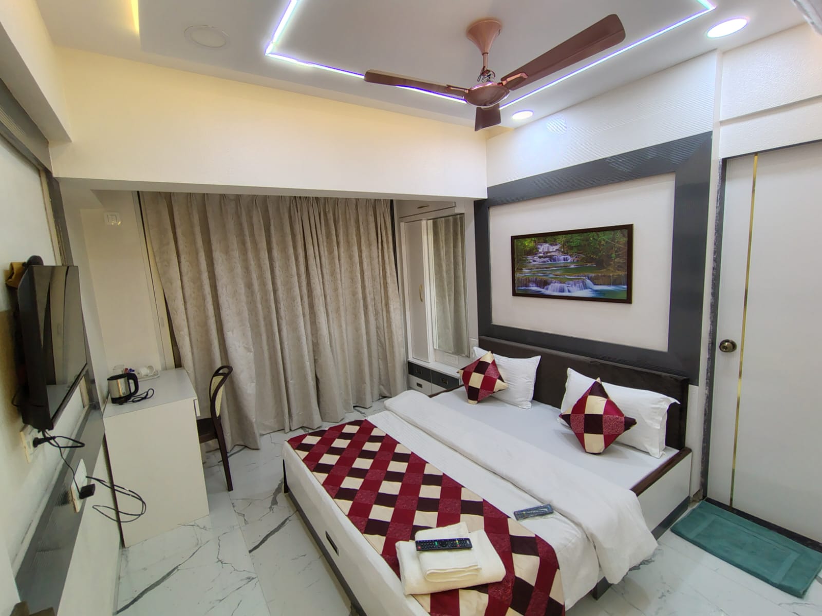 Modern 2 Bedroom Apartment with Balcony