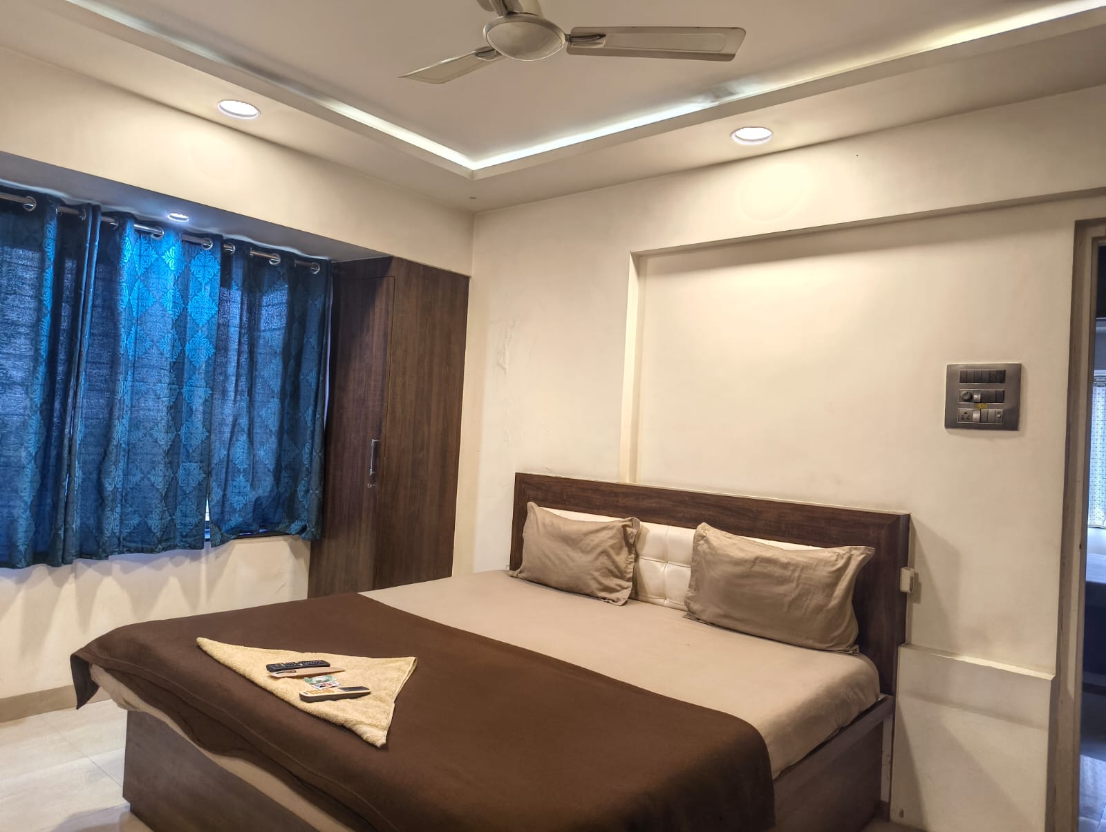 Classic 3 Bedroom Apartment in Thane West