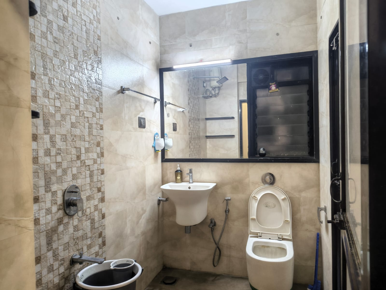 Classic 3 Bedroom Apartment in Thane West