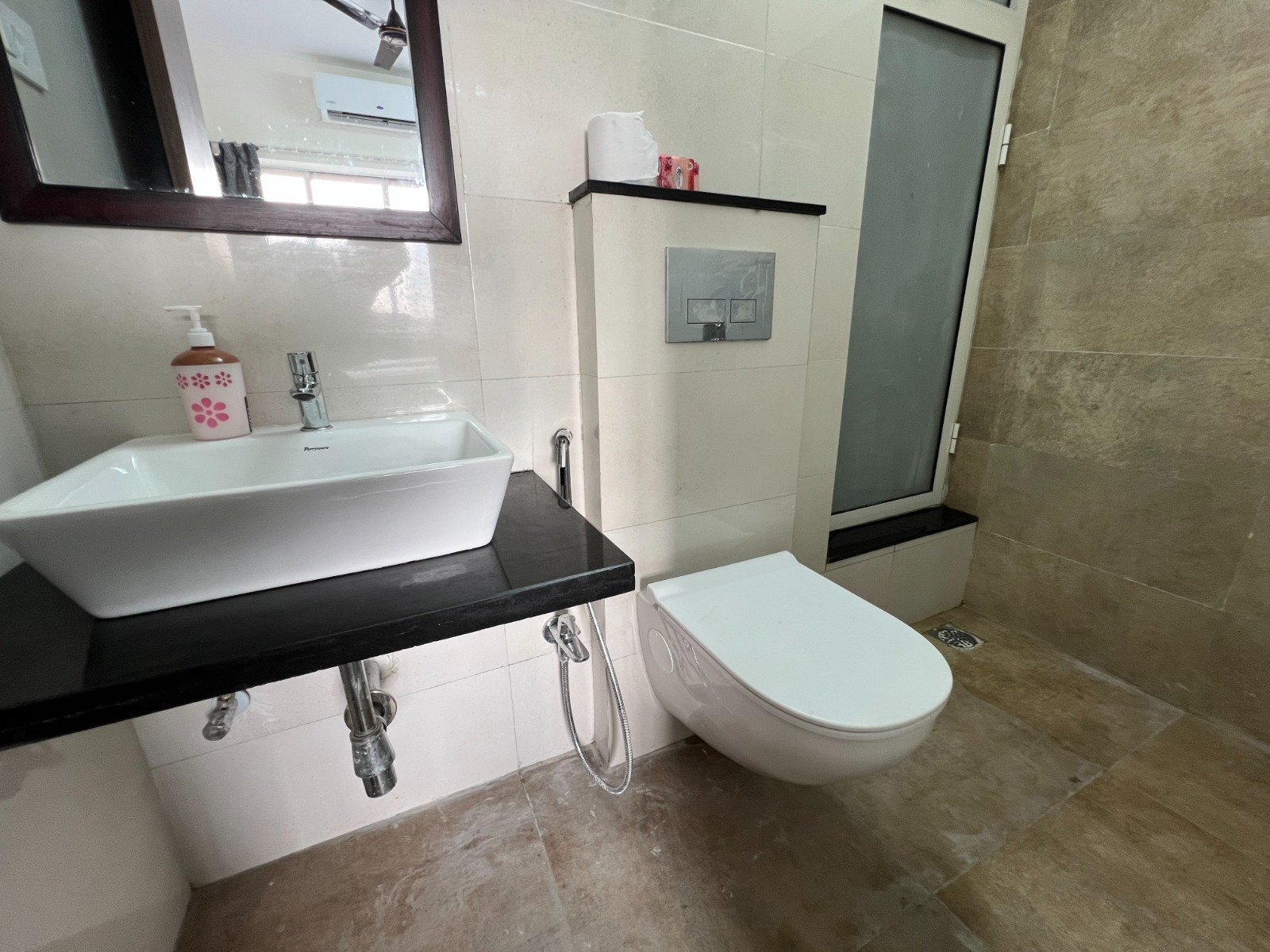 Comfortable 2 Bedroom Apartment in Malad East