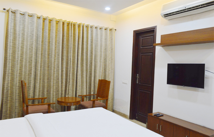 Chic 3 Bedroom Apartment near Medanta Hospital