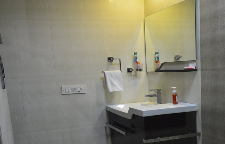 Chic 3 Bedroom Apartment near Medanta Hospital